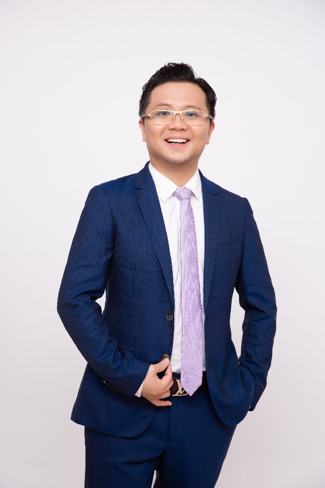 深圳市標(biāo)桿教育科技有限公司董事長簡介